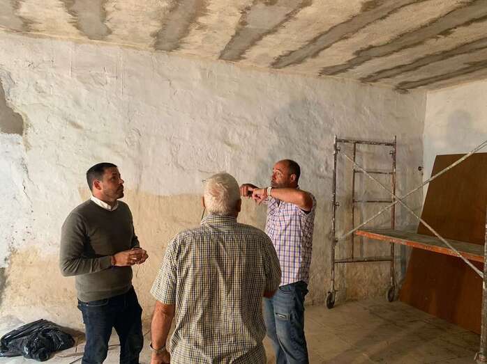 Las tareas desarrolladas hasta ahora incluyen acciones de albañilería y pintura de paredes, instalación de canalización de aguas pluviales, acondicionamiento de puertas, ventanas y peanas y rehabilitación de una histórica lápida, entre otras / TA